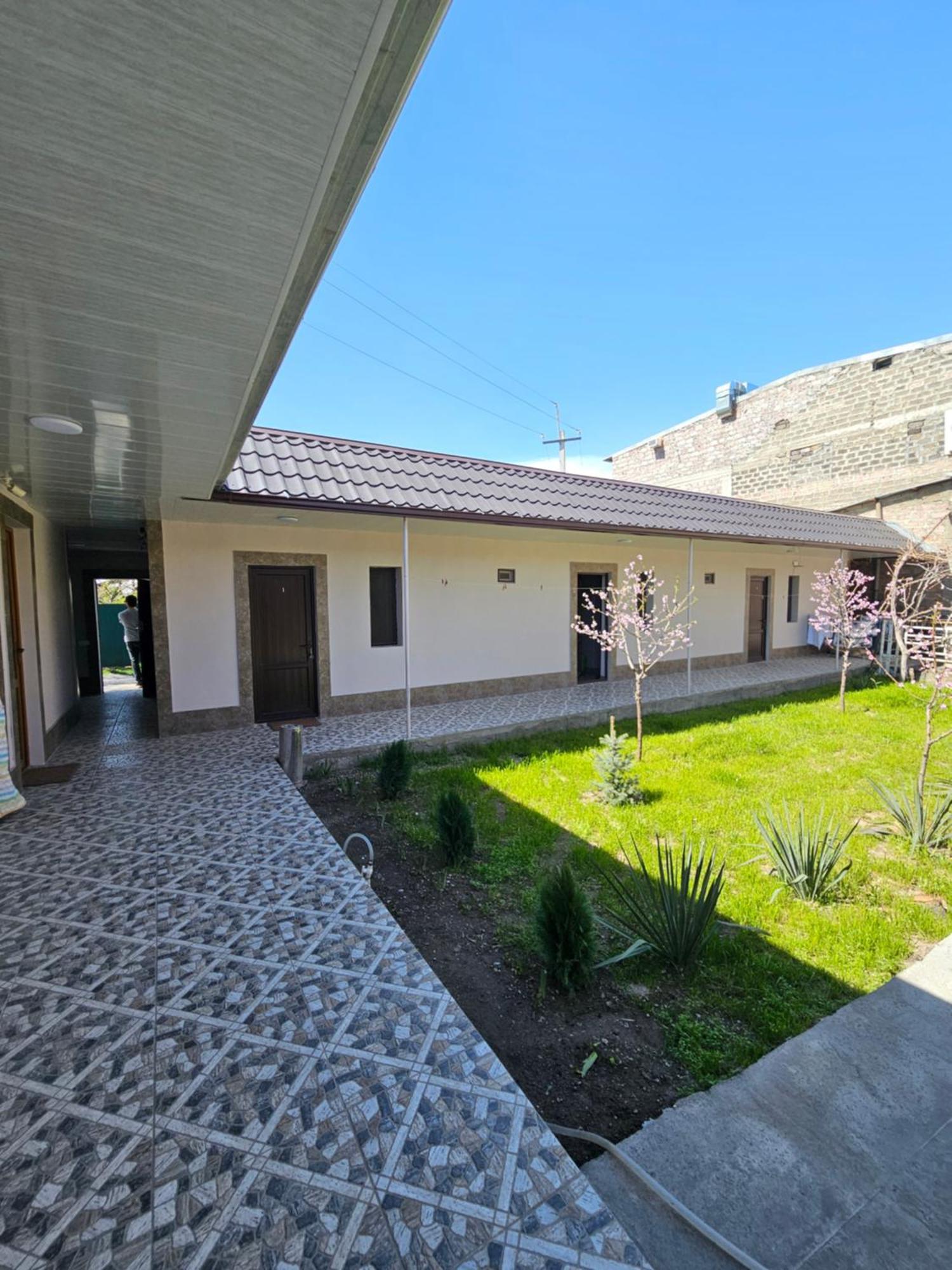 Galstyans Hotels Zvartnots Airport P'arak'ar Buitenkant foto